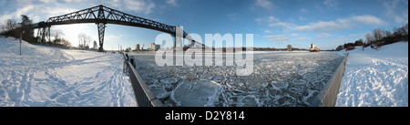 Rendsburg, Deutschland, den Nord-Ostsee-Kanal und die historische Eisenbahnbrücke Stockfoto