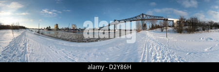 Rendsburg, Deutschland, den Nord-Ostsee-Kanal und die historische Eisenbahnbrücke Stockfoto