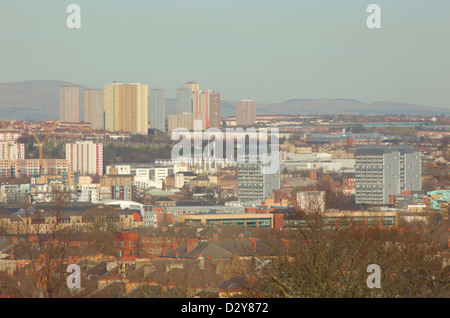 Blick auf die Skyline von Red Road von Queens Park in Glasgow, Schottland Stockfoto