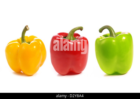 Drei süße Paprika in gelb, rot und grün Farbe in weiß Stockfoto