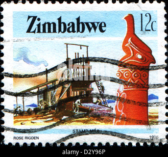 Simbabwe - ca. 1985: Eine Briefmarke gedruckt in Simbabwe zeigt Pochwerk, Serie, ca. 1985 Stockfoto