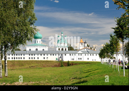 Männliche Holy Trinity Kloster Svirsky Sicht vom Haupttor. Stockfoto