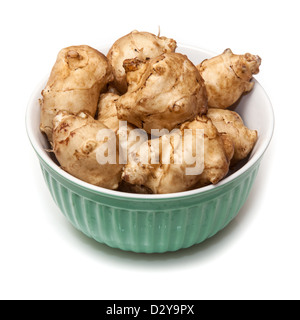 Schüssel mit der Topinambur (Helianthus Tuberosus) Gemüse isoliert auf einem weißen Studio-Hintergrund. Stockfoto