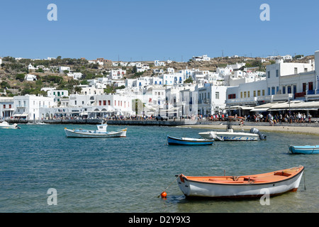 Mykonos. Cyclades. Grecce. Blick auf die bunten Boote im malerischen und ruhigen Hafen von Chora, der Hauptstadt von Mykonos. Stockfoto