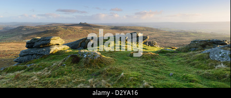 Morgenlicht Felsen oben auf Rippon Tor schlagen, mit Blick auf Haytor und die umliegende Landschaft des Dartmoor, Großbritannien. Stockfoto