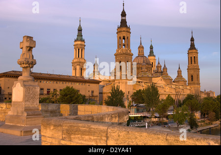 KREUZ AUF DER PUENTE DE PIEDRA BASILIKA KATHEDRALE UNSERER LIEBEN FRAU VON DER SÄULE FLUSS EBRO ZARAGOZA ARAGON SPANIEN Stockfoto