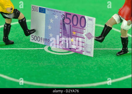 (DATEI - ILLUSTRATION) Archiv zur Veranschaulichung vom 2. Dezember 2009 zeigt, dass Tipp-Kick Figuren spielen mit Spielgeld in Form von einem 500-Euro-Schein in Frankfurt Main, Deutschland. Foto: Uwe Anspach Stockfoto