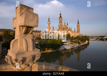 KREUZ AUF DER PUENTE DE PIEDRA BASILIKA KATHEDRALE UNSERER LIEBEN FRAU VON DER SÄULE FLUSS EBRO ZARAGOZA ARAGON SPANIEN Stockfoto