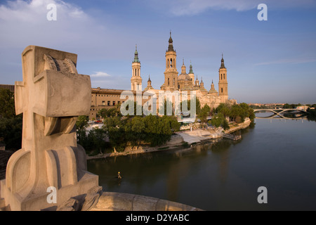 KREUZ AUF DER PUENTE DE PIEDRA BASILIKA KATHEDRALE UNSERER LIEBEN FRAU VON DER SÄULE FLUSS EBRO ZARAGOZA ARAGON SPANIEN Stockfoto