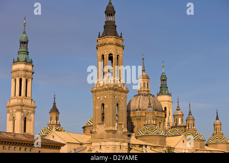 TÜRME DER BASILIKA KATHEDRALE UNSERER LIEBEN FRAU VON DER SÄULE ZARAGOZA ARAGON SPANIEN Stockfoto