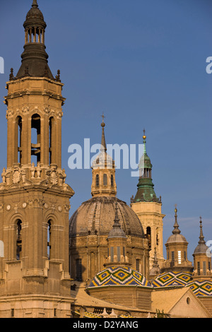 TÜRME DER BASILIKA KATHEDRALE UNSERER LIEBEN FRAU VON DER SÄULE ZARAGOZA ARAGON SPANIEN Stockfoto