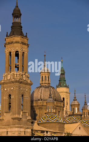 TÜRME DER BASILIKA KATHEDRALE UNSERER LIEBEN FRAU VON DER SÄULE ZARAGOZA ARAGON SPANIEN Stockfoto