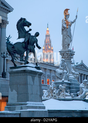 Wien - Pallas Athene Brunnen und Parlament in Winterabend und Rathausturm im Hintergrund Stockfoto