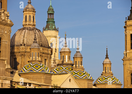 TÜRME DER BASILIKA KATHEDRALE UNSERER LIEBEN FRAU VON DER SÄULE ZARAGOZA ARAGON SPANIEN Stockfoto