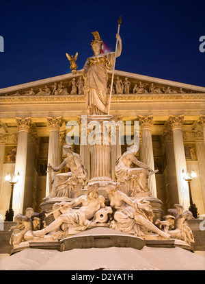 Wien - Pallas Athene-Brunnen und dem Parlament in Winterabend Stockfoto
