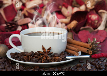 Tasse Kaffee auf Weihnachten Hintergrund mit Zimt, Sternanis und Kaffeebohnen Stockfoto