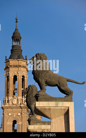 LION STATUEN PUENTE DE PIEDRA BASILIKA KATHEDRALE UNSERER LIEBEN FRAU VON DER SÄULE ZARAGOZA ARAGON SPANIEN Stockfoto