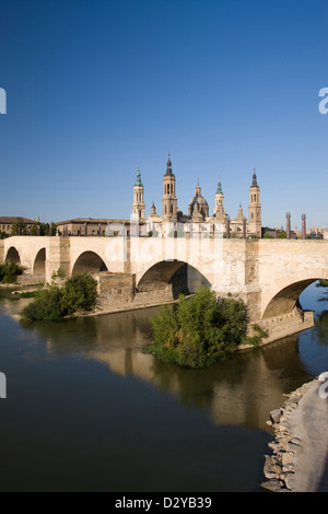 PUENTE DE PIEDRA BASILIKA KATHEDRALE UNSERER LIEBEN FRAU VON DER SÄULE ZARAGOZA ARAGON SPANIEN Stockfoto