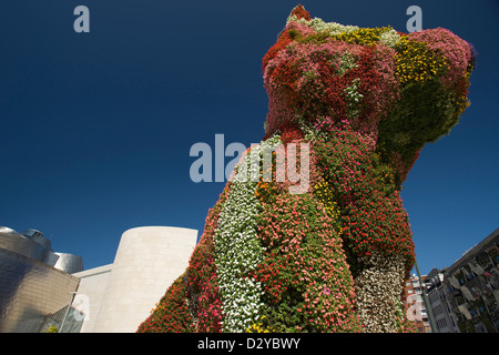 WELPE FORMSCHNITT SKULPTUR (© JEFF KOONS 1994) GUGGENHEIM-MUSEUM FÜR MODERNE KUNST (© FRANK GEHRY 1997) BILBAO BASKENLAND SPANIEN Stockfoto