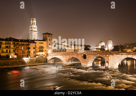 Verona - Pietra Brücke in der Nacht - Ponte Pietra und Dom-Turm und Kirche von San Giorgio im Hintergrund Stockfoto