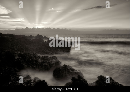 Sonnenuntergang mit Gottes Strahlen. Der Kohala Coast. Big Island, Hawaii. Stockfoto