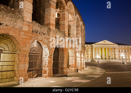 Verona - Arena und Comune di Verona Gebäude in Dämmerung Stockfoto