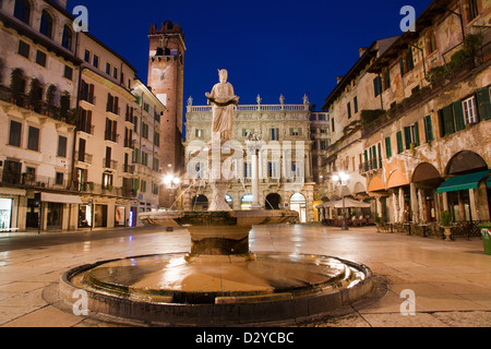 Verona - Brunnen auf der Piazza Erbe bei Dämmerung und Porta Leona und Palazzo Maffei in backgroud Stockfoto