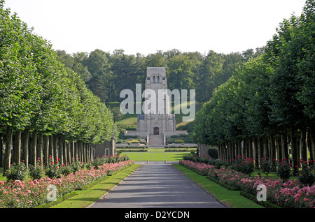 Blick entlang der Auffahrt in Richtung der Memorial Chapel, Aisne-Marne amerikanischen Friedhof & Memorial, Belleau, Chateau-Thierry, Frankreich. Stockfoto