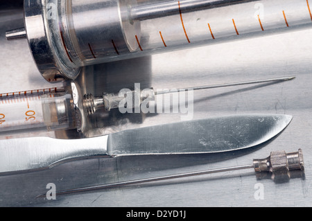 Alte medizinische Instrumente auf einer Metalloberfläche hautnah Stockfoto