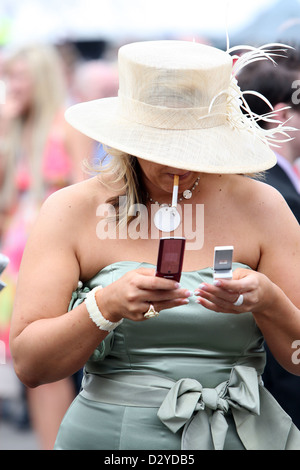 Liverpool, Vereinigtes Königreich, elegant gekleidete Frau mit Hut bei den Rennen Stockfoto