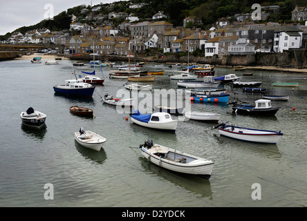 Kleine Boote sind im Hafen von Mousehole, Cornwall, England verankert sehen. Stockfoto