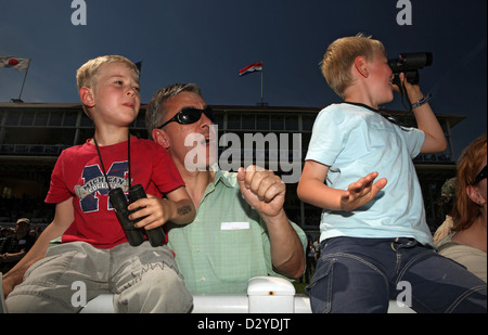 Iffezheim, Deutschland, Männer und Kinder in einem Pferderennen Stockfoto