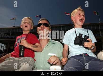 Iffezheim, Deutschland, Männer und Kinder in einem Pferderennen Stockfoto