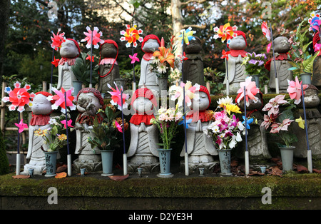 Tokio, Japan, Jizo Statuen auf dem Friedhof auf Zojo-Ji-Tempel Stockfoto