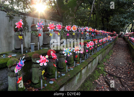 Tokio, Japan, Jizo Statuen auf dem Friedhof auf Zojo-Ji-Tempel Stockfoto