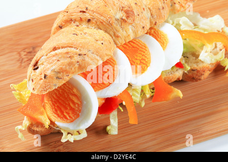 Knusprige Brötchen mit gekochtem Ei, Paprika und Salat Stockfoto