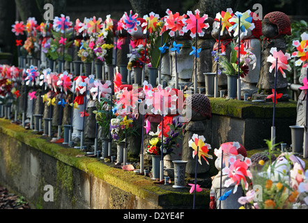 Tokio, Japan, Jizo Statuen auf dem Friedhof auf Zojo-Ji-Tempel Stockfoto