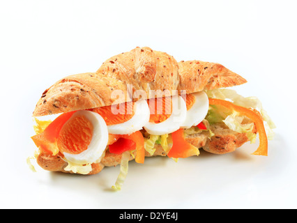 Knusprige Brötchen mit gekochtem Ei, Paprika und Salat Stockfoto