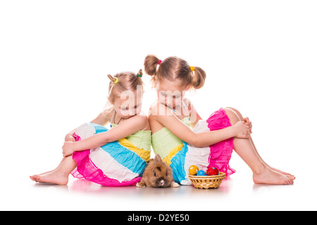 Zwei glückliche Kinder mit Osterhasen und Eiern isoliert auf weiss. Frohe Ostern Stockfoto