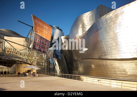 MAIN-EINGANG-GUGGENHEIM-MUSEUM FÜR MODERNE KUNST (© FRANK GEHRY 1997) BILBAO BASKENLAND SPANIEN Stockfoto