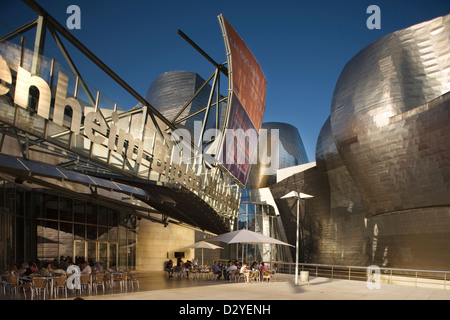 MAIN-EINGANG-GUGGENHEIM-MUSEUM FÜR MODERNE KUNST (© FRANK GEHRY 1997) BILBAO BASKENLAND SPANIEN Stockfoto