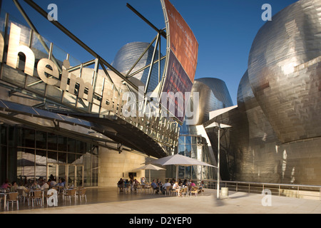 MAIN-EINGANG-GUGGENHEIM-MUSEUM FÜR MODERNE KUNST (© FRANK GEHRY 1997) BILBAO BASKENLAND SPANIEN Stockfoto