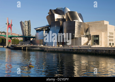 GUGGENHEIM-MUSEUM FÜR MODERNE KUNST (© FRANK GEHRY 1997) FLUSS NERVION BILBAO BASKENLAND SPANIEN Stockfoto