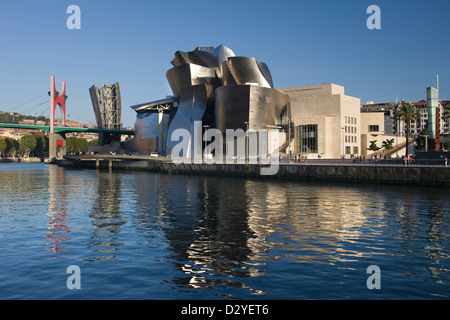 GUGGENHEIM-MUSEUM FÜR MODERNE KUNST (© FRANK GEHRY 1997) FLUSS NERVION BILBAO BASKENLAND SPANIEN Stockfoto