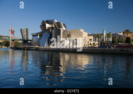 GUGGENHEIM-MUSEUM FÜR MODERNE KUNST (© FRANK GEHRY 1997) FLUSS NERVION BILBAO BASKENLAND SPANIEN Stockfoto