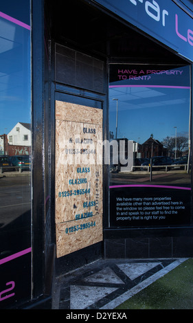 'Black Bear Vermietungen' 174 Kirche St Blackpool, Lancashire  Vandalised und geschlossenen Immobilien-Makler, UK Stockfoto