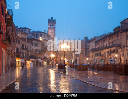 Verona - Piazza Erbe bei regnerisch Dämmerung und Porta Leona und Palazzo Maffei in backgroud Stockfoto