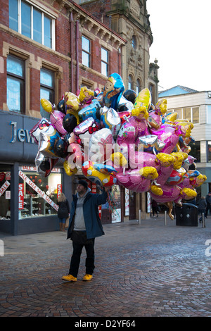 Ballon-Verkäufer verkaufen aufgeblasen Helium-Ballons auf den Straßen von Blackpool, Lancashire, UK Stockfoto