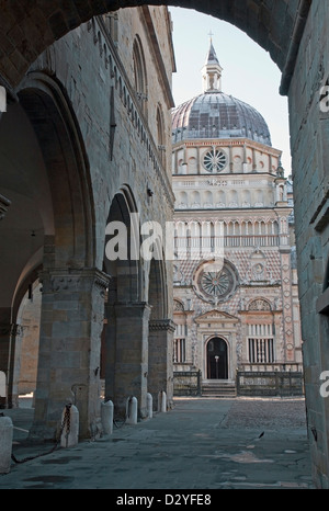 Bergamo - Colleoni Kapelle durch die Kathedrale Santa Maria Maggiore in der oberen Stadt Morgen Stockfoto