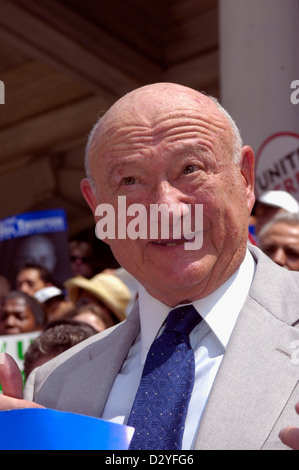 Ex-NYC-Bürgermeister Ed Koch unterstützt NYC Comptroller William Thompson zur Wiederwahl auf den Stufen des New York City Hall Stockfoto